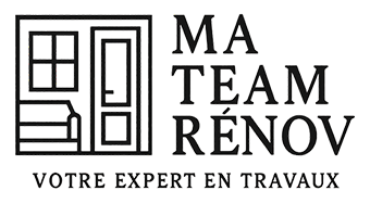 Logo en noir et blanc représentant l'intérieur d'une maison avec une fenêtre, un canapé et une porte. Le texte se lit comme suit : "MA TEAM RÉNOV" et "VOTRE EXPERT EN TRAVAUX" : MA TEAM RÉNOV et VOTRE EXPERT EN TRAVAUX.